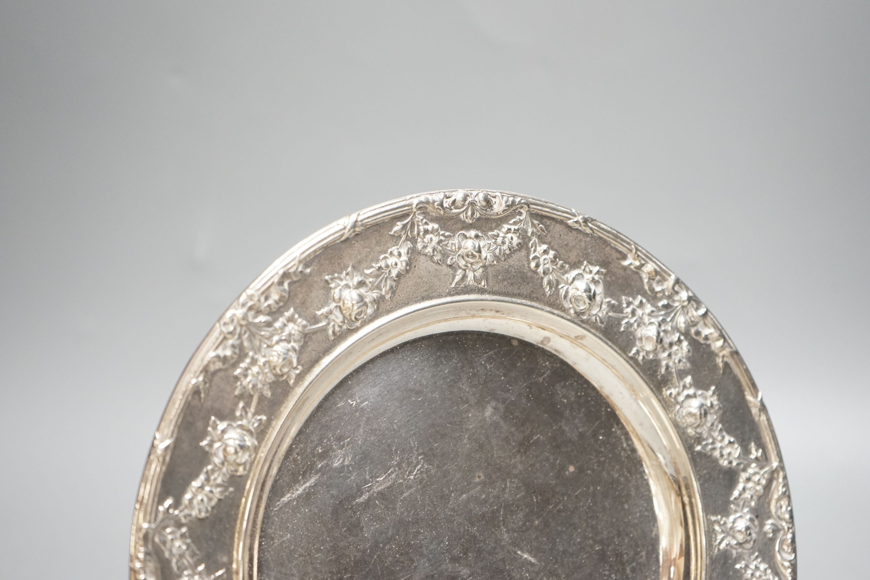 A George V silver plate by Elkington & Co, with foliate swag border, Birmingham, 1912, 22.8cm